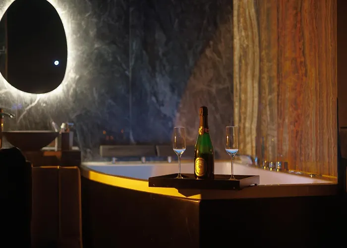 Suite Dark Luxe Avec Ecran Geant De Cinema Et Jacuzzi Clary photo